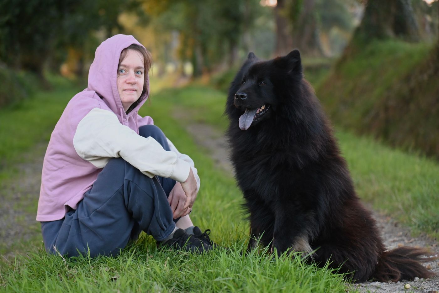 Wolontariuszka przytula psa ze schroniska dla zwierząt