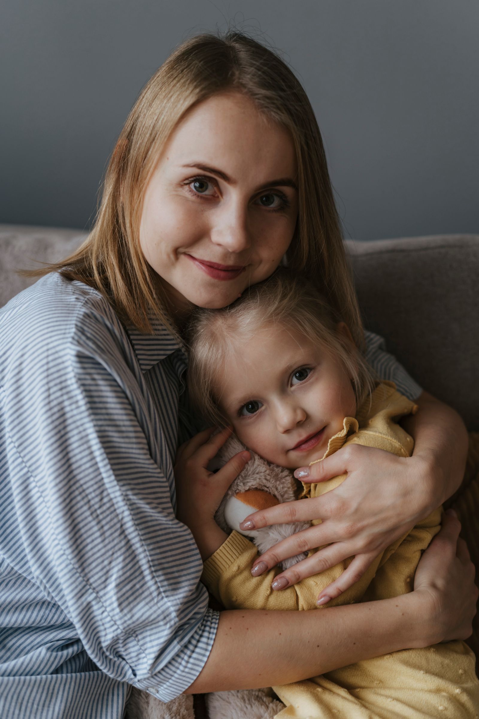 Mama przytula córkę - wsparcie rodzin przez Fundację NORiRON